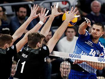 Irfan Hamzagic (rechts) brachte noch die beste Leistung in einem schlechten Heimspiel der Heitec-Volleyballer gegen den TV Rottenburg. Foto: Daniel L&ouml;b