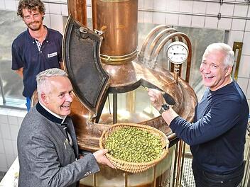 Starkoch Alexander Herrmann (rechts) braute mit Sebastian Hacker (im Hintergrund) ein "Grand Condé". Brauerei-Vorstand Markus Stodden half bei der Hopfenzugabe. Foto: privat