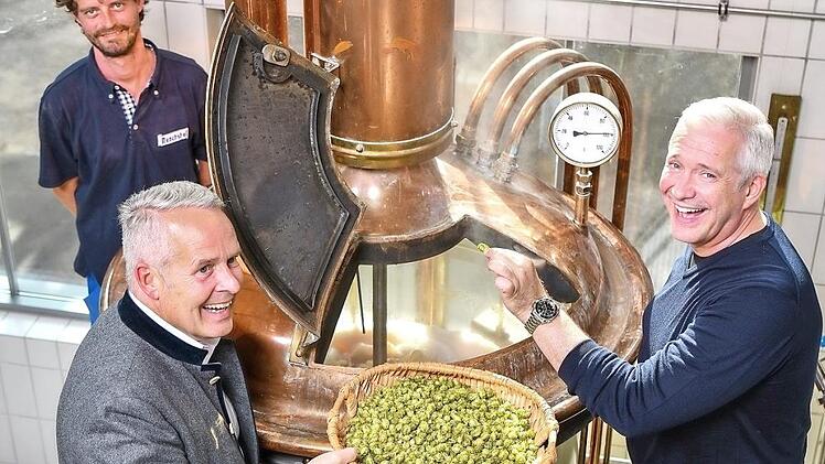 Starkoch Alexander Herrmann (rechts) braute mit Sebastian Hacker (im Hintergrund) ein "Grand Condé". Brauerei-Vorstand Markus Stodden half bei der Hopfenzugabe. Foto: privat