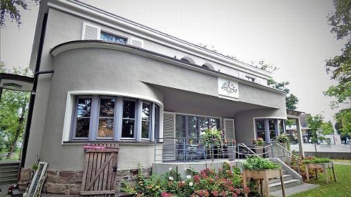 Die imposante Ruppert-Villa. Die Räumlichkeiten im Erdgeschoss wurden liebevoll für die vom BRK betriebene Tagespflege eingerichtet.