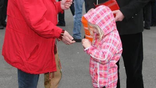 Oberbürgermeister Henry Schramm mischte sich unter die Schnäppchenjäger und verkaufte Lose - für einen guten Zweck.