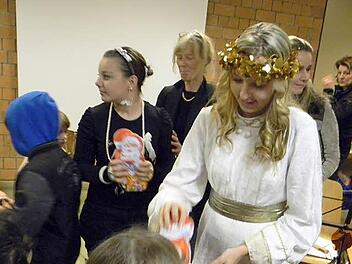 Das Christkind Victoria Löw verteilt Süßigkeiten an die Kinder der Asylbewerber. Fotos: Sonja Lengenfelder