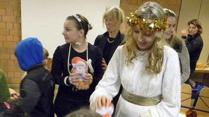 Das Christkind Victoria Löw verteilt Süßigkeiten an die Kinder der Asylbewerber. Fotos: Sonja Lengenfelder