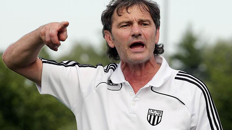 Erwin Albert engagiert am Spielfeldrand: Das dürften die Zuschauer im Seestadion bis zu seinem letzten Spiel als Trainer des FC Sand zu sehen bekommen. Foto: sportpress