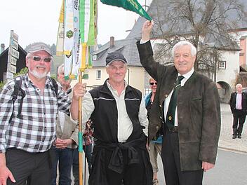 Robert Strobel, Obmann des Hauptvereins, freut sich, dass der Wimpel aus Zeyern nach Grafengehaig getragen worden ist. Der Obmann aus Zeyern Werner Hempfling und Sepp Huber (Fahnenträger) sahen das als Ehrensache Foto: Sonja Adam