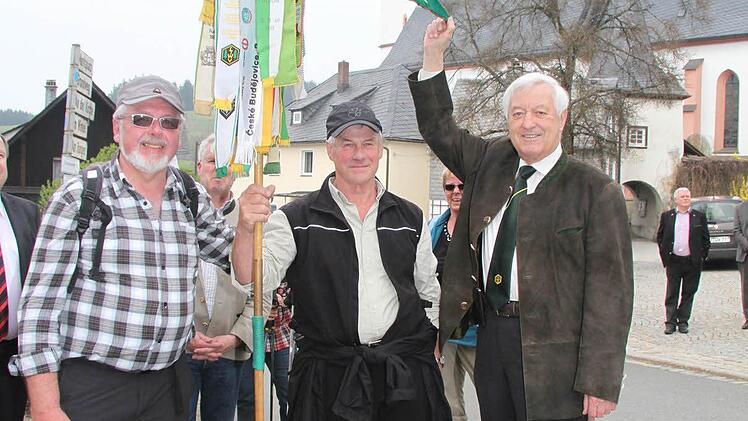 Robert Strobel, Obmann des Hauptvereins, freut sich, dass der Wimpel aus Zeyern nach Grafengehaig getragen worden ist. Der Obmann aus Zeyern Werner Hempfling und Sepp Huber (Fahnenträger) sahen das als Ehrensache Foto: Sonja Adam
