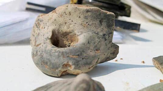 Ein Keramikteil mit Griff, das über 7000 Jahre alt ist. Foto: Thomas Heuchling