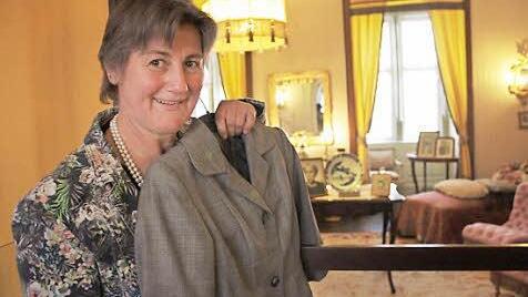 Renate Kiesel zeigt das Gewand von Carola von Luxburg, in deren Rolle sie schlüpfen wird. Geschneidert wurde das Kleidungsstück von der Kostümbildnerin Jutta Reinhard aus Maßbach.  Foto: Robert Huger