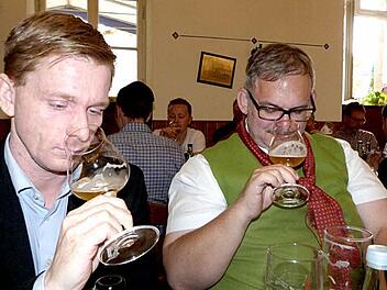 Biersommeliers verkosten eine Bierspezialität aus Österreich. Foto: Werner Reißaus