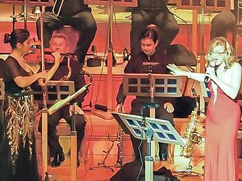Elena Iossifova (links) und Deborah Lynn Cole beim Weihnachtskonzert des Kurorchesters im Großen Saal des Regentenbaus. Foto: Klaus Stebani