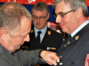 Landrat Thomas Bold zeichnete Kreisbrandmeister Wolfgang Kenner aus Zeitlofs mit dem staatlichen Feuerwehr-Ehrenzeichen in Gold aus.  Fotos: Sigismund von Dobschütz