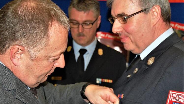 Landrat Thomas Bold zeichnete Kreisbrandmeister Wolfgang Kenner aus Zeitlofs mit dem staatlichen Feuerwehr-Ehrenzeichen in Gold aus.  Fotos: Sigismund von Dobschütz