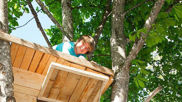 Gruppe Kinder im Baumhaus