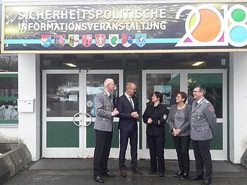 Angeregte Gespräche am Rande des Neujahrsempfangs der Bundeswehr in Wildflecken führten (von links) Oberstleutnant Roman Jähnel, Bürgermeister Gerd Kleinhenz, Brandrätin Wiebke Schöffler, Regierungsoberamtsrätin Marina Klein und Oberst Jürgen Steinberger. Rolf Pralle