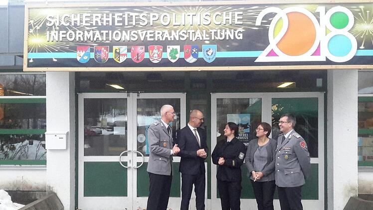 Angeregte Gespräche am Rande des Neujahrsempfangs der Bundeswehr in Wildflecken führten (von links) Oberstleutnant Roman Jähnel, Bürgermeister Gerd Kleinhenz, Brandrätin Wiebke Schöffler, Regierungsoberamtsrätin Marina Klein und Oberst Jürgen Steinberger. Rolf Pralle