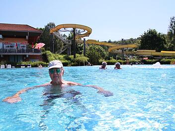 Seit 30 Jahren nahezu täglicher Stammgast im Zapfendorfer Freibad: Ambros Usselmann (86) hält sich mit schonenden Bewegungen im immer warmen Becken fit. Foto: Sebastian Schanz