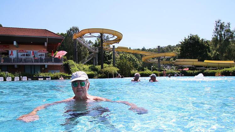Seit 30 Jahren nahezu täglicher Stammgast im Zapfendorfer Freibad: Ambros Usselmann (86) hält sich mit schonenden Bewegungen im immer warmen Becken fit. Foto: Sebastian Schanz