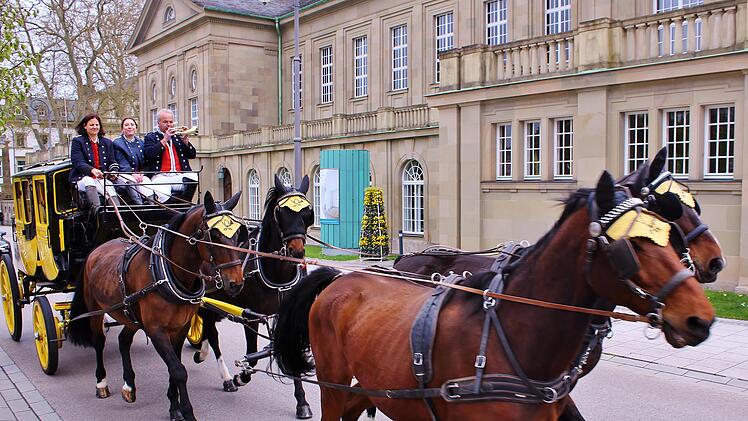 Die Postkutsche vor historischer Kulisse in Bad Kissingen (von links):  Die  Kutscherinnen Yvonne Körner, Paulina Klöffel sowie Postillon Stefan Matthes.