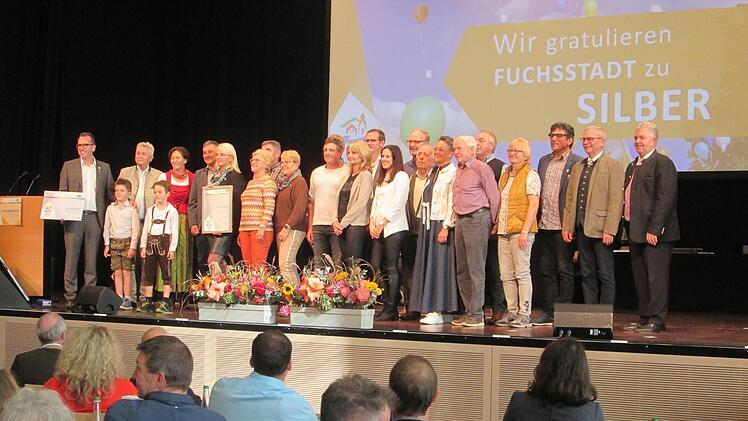 Gut 20 Bürger aus Fuchsstadt sowie Stellvertretender Landrat, Gotthard Schlereth (r.) nahmen an der Abschlussfeier teil, die in den Mainfranken-Sälen gebührend gefeiert wurde. Foto: Winfried Ehling