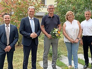 Bei der Verabschiedung von Rolf Köhlmann (mit Blumen): Christian Neubauer (von links), Landrat Klaus Löffler, Beate Pfosch und Stefan Schramm.