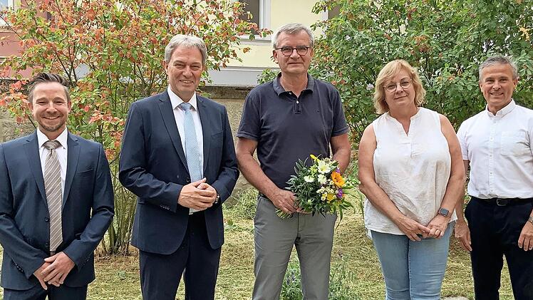 Bei der Verabschiedung von Rolf Köhlmann (mit Blumen): Christian Neubauer (von links), Landrat Klaus Löffler, Beate Pfosch und Stefan Schramm.