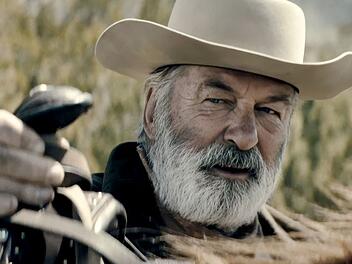 In "Rust - Legende des Westens" versucht Alec Baldwin als alternder Cowboy seinen Neffen vor dem Galgen zu bewahren.