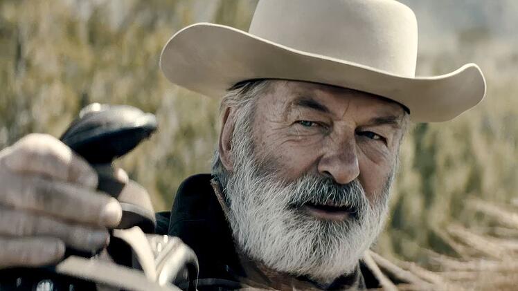 In "Rust - Legende des Westens" versucht Alec Baldwin als alternder Cowboy seinen Neffen vor dem Galgen zu bewahren.