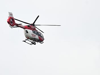 Unfall im Kreis Ansbach: Autofahrer (20) schleudert mit Fahrzeug in Wald