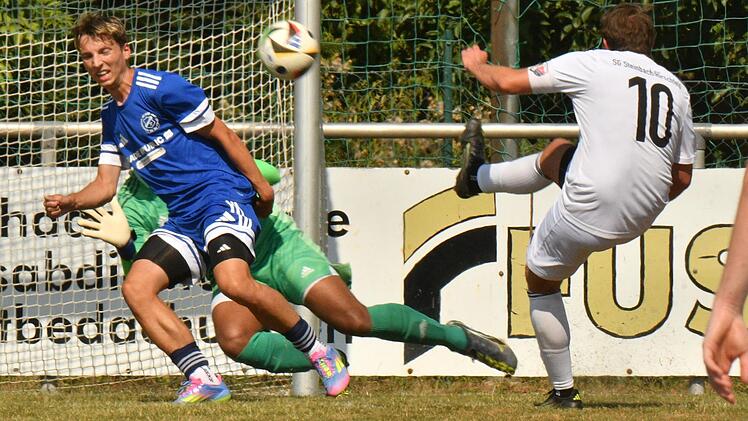 Das gr&ouml;&szlig;te Manko der SG Steinbach/Hirschfeld ist laut Trainer Florian Fischbach die Chancenverwertung. Hier scheitert SGler Lukas Fischer aus kurzer Distanz vor dem Lettenreuther Geh&auml;use. Gunther Czepera