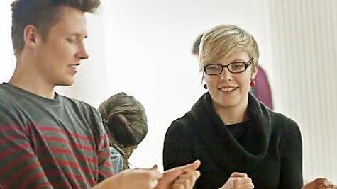 Robin Höhn erläutert Details seiner Choreografie.