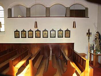 Eine Besonderheit der Neueseser Kirche ist die Seitenempore, das "Chörla" mit den vierbogigen Arkaden. Sie ist nur von außen begehbar. Fotos: Erlwein