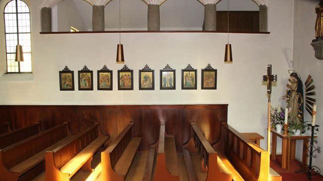 Eine Besonderheit der Neueseser Kirche ist die Seitenempore, das "Chörla" mit den vierbogigen Arkaden. Sie ist nur von außen begehbar. Fotos: Erlwein