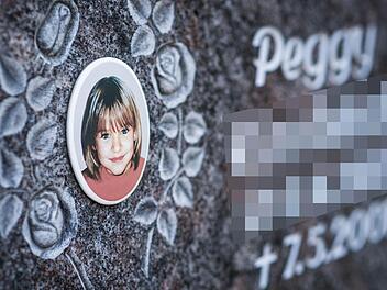 Ein Gedenkstein mit dem Porträt des Mädchens Peggy auf dem Friedhof in Nordhalben. Foto: David Ebener/dpa-Archiv