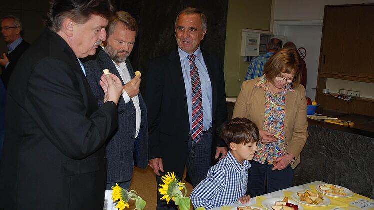 Vorsitzende Edith Wagner (rechts) bot den Gästen Kostproben der Apfelvielfalt an. Foto: Karl Klippel