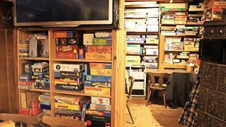 Beeindruckend: Eine riesige Spielesammlung ist in über 30 Jahren gewachsen, eine riesige Auswahl für Gäste. Foto: Markus Häggberg