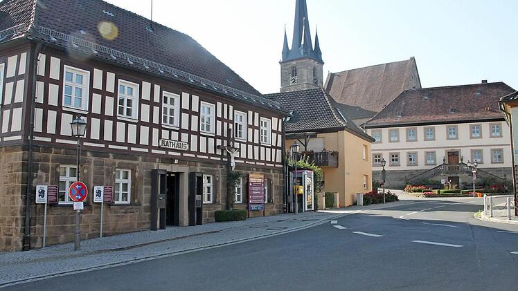 15 Gebäude der Gemeinde Altenkunstadt - darunter das Rathaus (Bild) - werden von der Kulmbacher Firma "Karl Mattis Blitzschutz" auf ihren Blitzschutz hin überprüft.  Foto: Stephan Stöckel