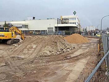 Auf diesem Grundstück an der Erlanger Straße wird die neue Tankstelle gebaut.  Foto: Andreas Dorsch
