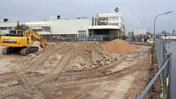 Auf diesem Grundstück an der Erlanger Straße wird die neue Tankstelle gebaut.  Foto: Andreas Dorsch