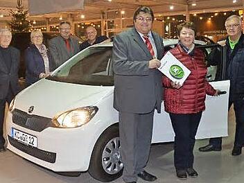 Bei der Autoübergabe (vorne v. l.) Wolfgang Förtsch (AGMP), Gewinnerin Renate Sacher, Hans Michel (AGMP), hinten von links Hermann Vetter (AGMP, Autohaus Vetter), Anita Swiduruk (AGMP), Bürgermeister Hans Pietz (AGMP), Otto Büttner-Vetter (Autohaus Vetter). Foto: Karl-Heinz Hofmann