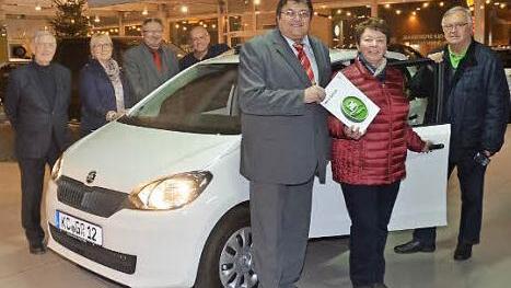 Bei der Autoübergabe (vorne v. l.) Wolfgang Förtsch (AGMP), Gewinnerin Renate Sacher, Hans Michel (AGMP), hinten von links Hermann Vetter (AGMP, Autohaus Vetter), Anita Swiduruk (AGMP), Bürgermeister Hans Pietz (AGMP), Otto Büttner-Vetter (Autohaus Vetter). Foto: Karl-Heinz Hofmann