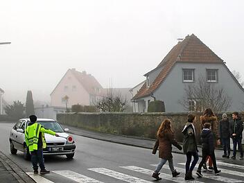 Unter den wachsamen Augen von Polizeihauptmeister Matthias Kleren absolvierten die neuen Lotsen der Freiherr-von-Lutz-Mittelschule Münnerstadt ihre Praxis-Prüfung.  Fotos: Thomas Malz