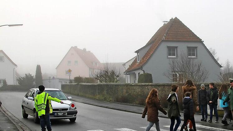 Unter den wachsamen Augen von Polizeihauptmeister Matthias Kleren absolvierten die neuen Lotsen der Freiherr-von-Lutz-Mittelschule Münnerstadt ihre Praxis-Prüfung.  Fotos: Thomas Malz