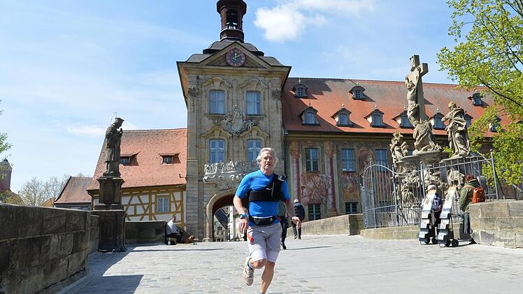 Das Alte Rathaus in Bamberg bietet immer eine besondere Kulisse beim Weltkulturerbelauf - kurz vor dem Ziel. Foto: Ronald Rinklef