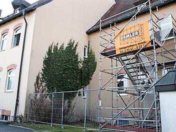 Die Stadt Burgkunstadt kauft den Treppenturm an der Grundschule. Da er noch l&auml;nger stehen bleiben muss, ist das billiger als Miete zu zahlen.