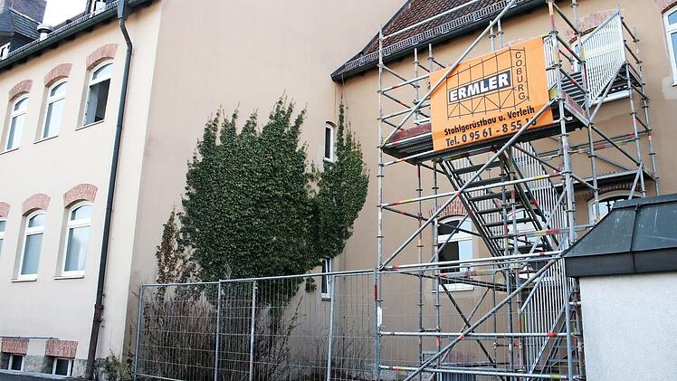 Die Stadt Burgkunstadt kauft den Treppenturm an der Grundschule. Da er noch l&auml;nger stehen bleiben muss, ist das billiger als Miete zu zahlen.