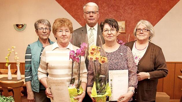 Hildegard W&ouml;lfl (vorne links) und Agnes Nagel erhielten die Ehrennadel in Gold und Gl&uuml;ckw&uuml;nsche von Angelika Gumbmann, Otto Tr&ouml;ppner und Christine Hartmann (hinten v. l.). Foto: Richard S&auml;nger