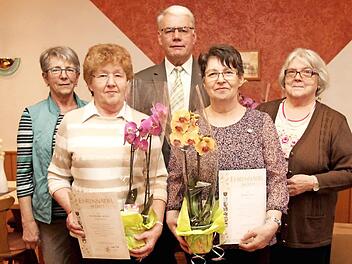 Hildegard Wölfl (vorne links) und Agnes Nagel erhielten die Ehrennadel in Gold und Glückwünsche von Angelika Gumbmann, Otto Tröppner und Christine Hartmann (hinten v. l.). Foto: Richard Sänger