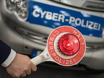 Die Behörden sind einem Ehepaar aus Oberfranken auf die Schliche gekommen. Das Duo soll monatelang Online-Produkte auf fremde Adressen bestellt und damit gehandelt haben. Symbolbild: Ole Spata / dpa
