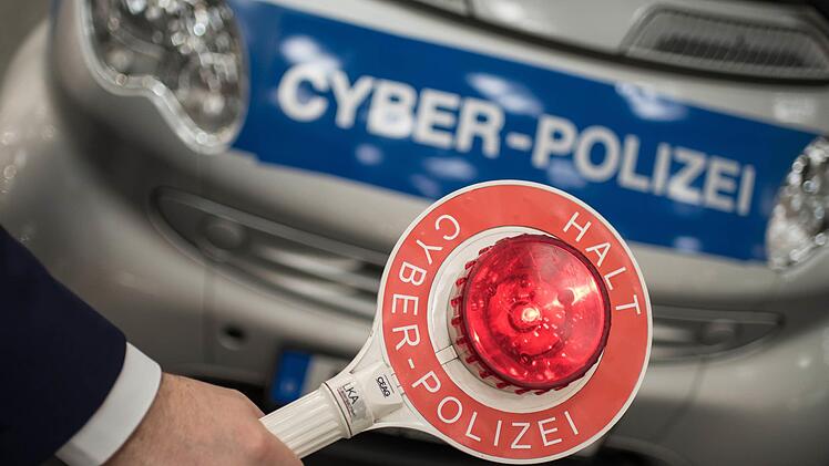 Die Behörden sind einem Ehepaar aus Oberfranken auf die Schliche gekommen. Das Duo soll monatelang Online-Produkte auf fremde Adressen bestellt und damit gehandelt haben. Symbolbild: Ole Spata / dpa