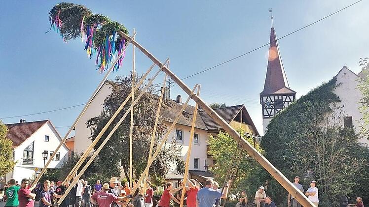 Das Baumaufstellen gehört auch in Kleinweisach dazu. Fotos: Mark Oliva